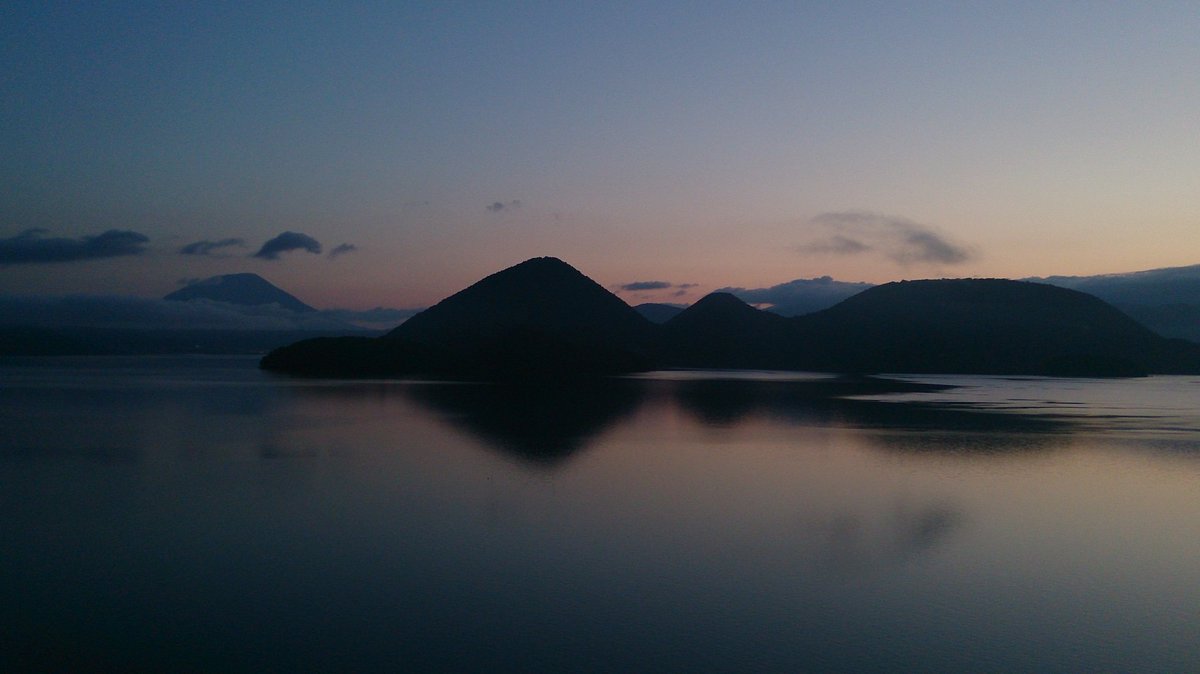 _sora_no_method's tweet photo. 夜明け前の瑠璃色からやがて朝焼けの空に変わる時・・・
羊蹄山が顔を見せてくれました♪
今日もとっても素敵な早朝お散歩でした!
#洞爺湖 #洞爺湖温泉 #洞爺湖町 #壮瞥町 #朝焼け
#ふるさと洞爺湖町応援団 #洞爺湖町応援団 #そらメソ
#toyako #toyakotown #sobetsutown #soranomethod https://t.co/E77Csc71aR
