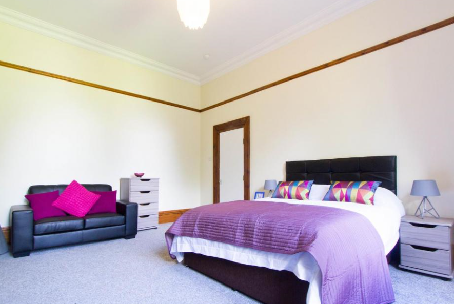 rentinc's tweet photo. 🔥Hottest deal of the week!🔥

All inclusive student houseshare £119.99 PPPW

⭐Superb location in Headingley
⭐Large kitchen leading to back garden 
⭐Off street parking
⭐Inc. high-speed Wi-Fi, electricity, gas, water, contents insurance &amp; gardening 

Email info@rentinc.co.uk https://t.co/dCHIy81eGC