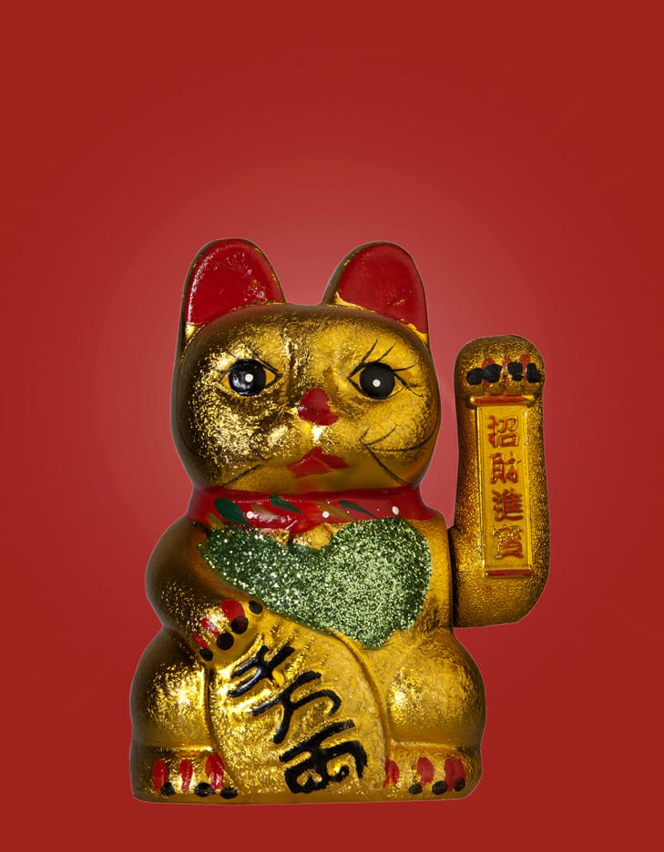 Tradicion China, el rojo simboliza prosperidad, alegría y buen augurio. Una vez maquillada y arreglada, le cubren la cara con un velo rojo para llevarla ante sus padres y ancestros, a quienes hace una reverencia de agradecimiento y despedida