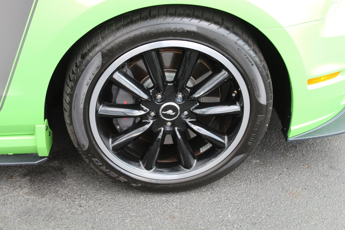 kriegerford's tweet image. For this #wheelwednesday we're checking out the BOSS 302! These "banana-spoke" wheels are styled after the Minilite wheels that the original BOSS Trans-Am racecars were fitted with in the 60s and 70.

#boss302 #minilite #brembo #fordperformance #coyotemotor #fordmustang