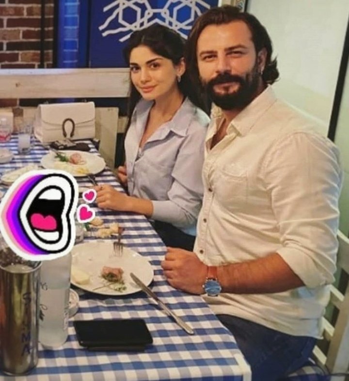 CastleVivita's tweet photo. Why are so cute these two lovebirds together? Adorable babies 🐣💕🐻. I can't take my eyes off of Gökberk's right hand on Özge's waist 👀💥. #freelove💞 #dimpledcouple😍 #havingdinner🍽

[#ÖzgeYağiz &amp; #GökberkDemirci]    
    [#ÖzBerk❤♾ #ÖzGök💙✅] https://t.co/lfgt1RwLfM