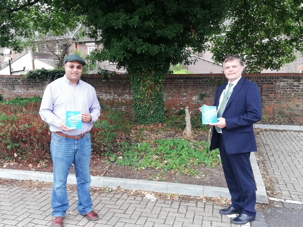 GuildfordLL's tweet photo. Glad to handover #schoolguidance to #NeilLewin #Headteacher #StThomasofCanterburyCatholic #PrimarySchool #Guildford Kudos to his #extraordinary #drive #committment & #genuineengagement to support this #initiative & #make his #school a #cleaner #healthier #school @MAGICities https://t.co/lfT5UfawCe