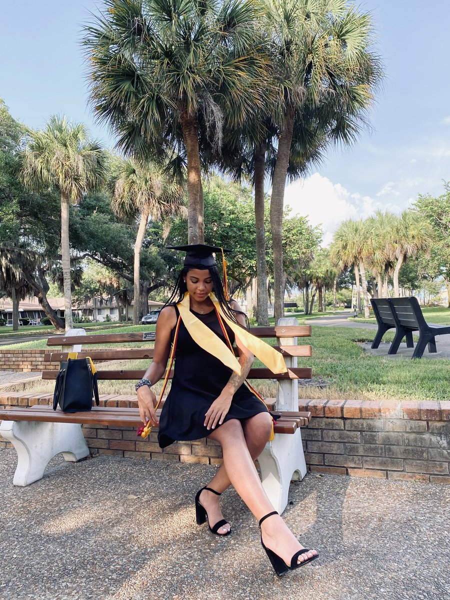 shaebabeyy's tweet photo. pretty girls get degrees -@Saweetie 👩🏽‍🎓🎉🎓 https://t.co/6fbbFUWldg