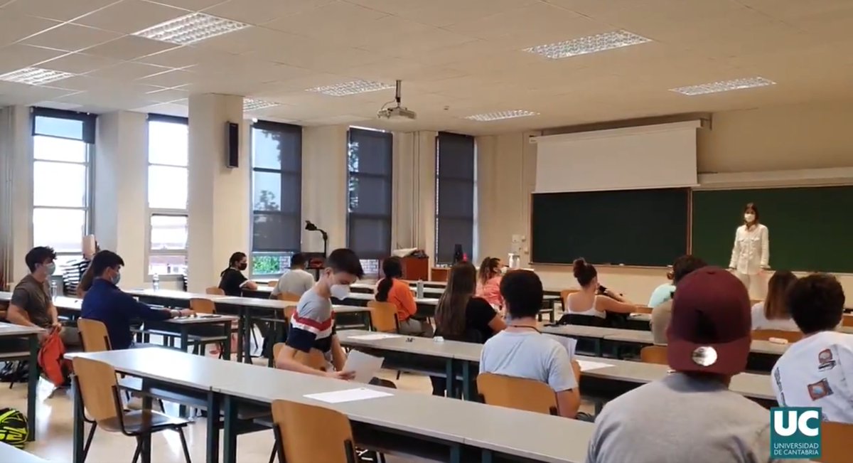 Hoy con la #EBAU  hemos puesto a prueba la nueva distribución de nuestras aulas <a href="/CaminoSantander/">ETSCaminos Santander</a> para el curso 2020-21. Puestos fijos y retirando sillas sobrantes, para una óptima circulación. Continuamos trabajando pero podemos confirmar que empezamos 100% presencial.