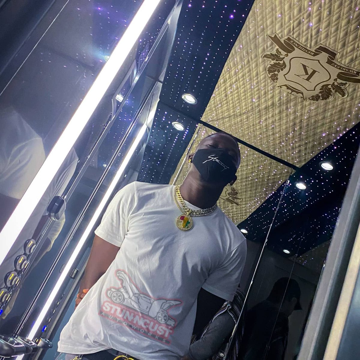 stunncust_gh's tweet image. Just in time to catch @stonebwoyb using our customized Double - Tone Beige and Black-Alcantara Elevator Roof interspersed with over 800 Rolls-Royce Starlights at the ever luxurious Kwarleyz Residence