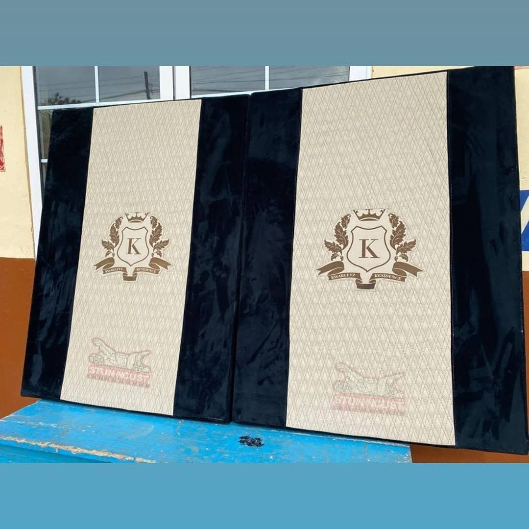 stunncust_gh's tweet image. Just in time to catch @stonebwoyb using our customized Double - Tone Beige and Black-Alcantara Elevator Roof interspersed with over 800 Rolls-Royce Starlights at the ever luxurious Kwarleyz Residence