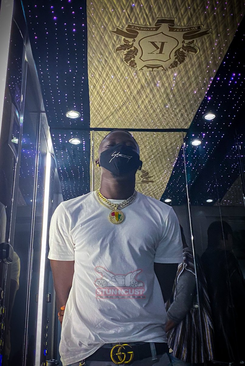 stunncust_gh's tweet image. Just in time to catch @stonebwoyb using our customized Double - Tone Beige and Black-Alcantara Elevator Roof interspersed with over 800 Rolls-Royce Starlights at the ever luxurious Kwarleyz Residence