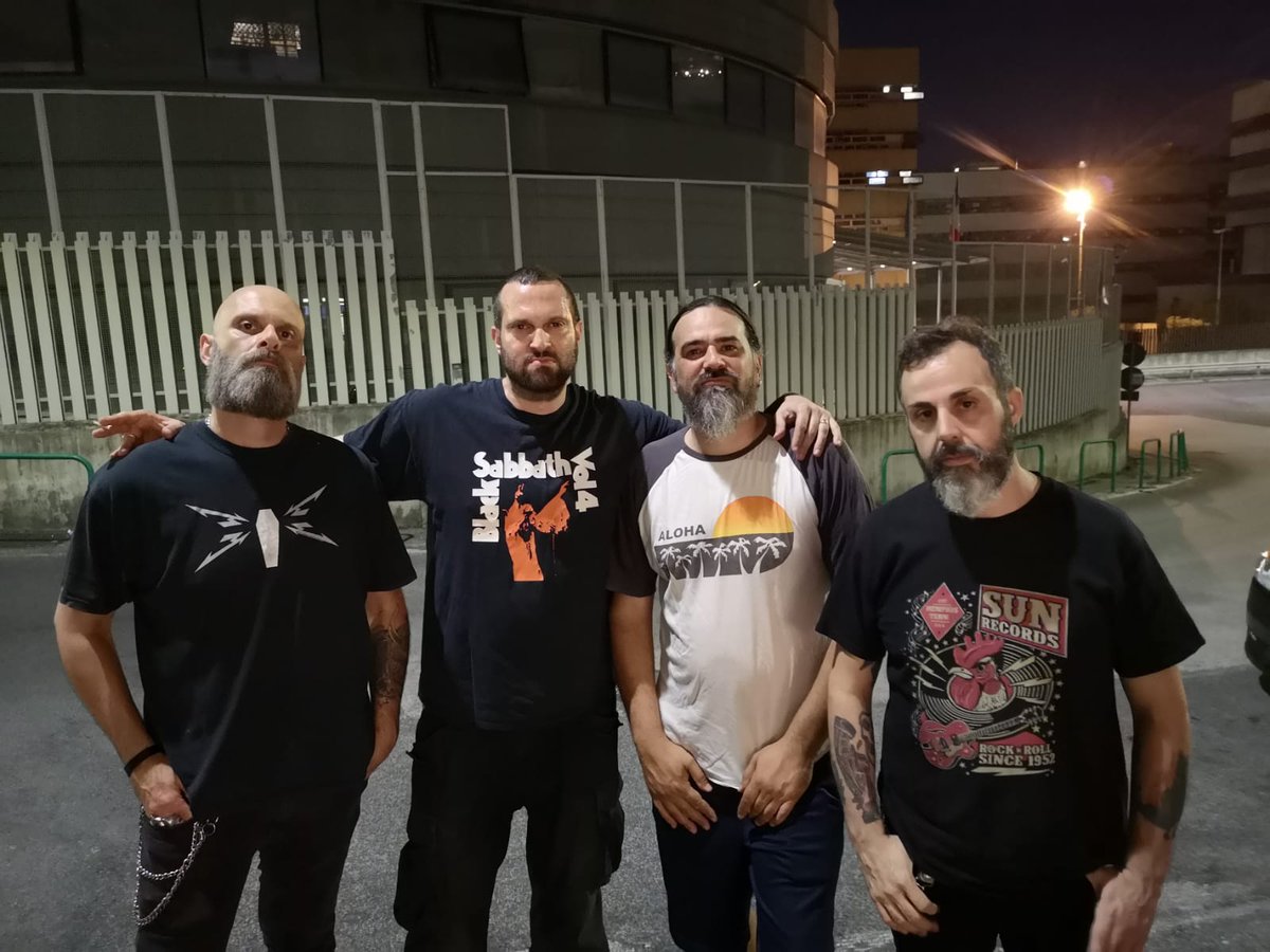 Gli Witches Of Doom si stanno preparando a staccarvi le teste dal palco.
#witchesofdoom #funeralradio #doom #stoner #metal #mykingdommusic #rock
#roma