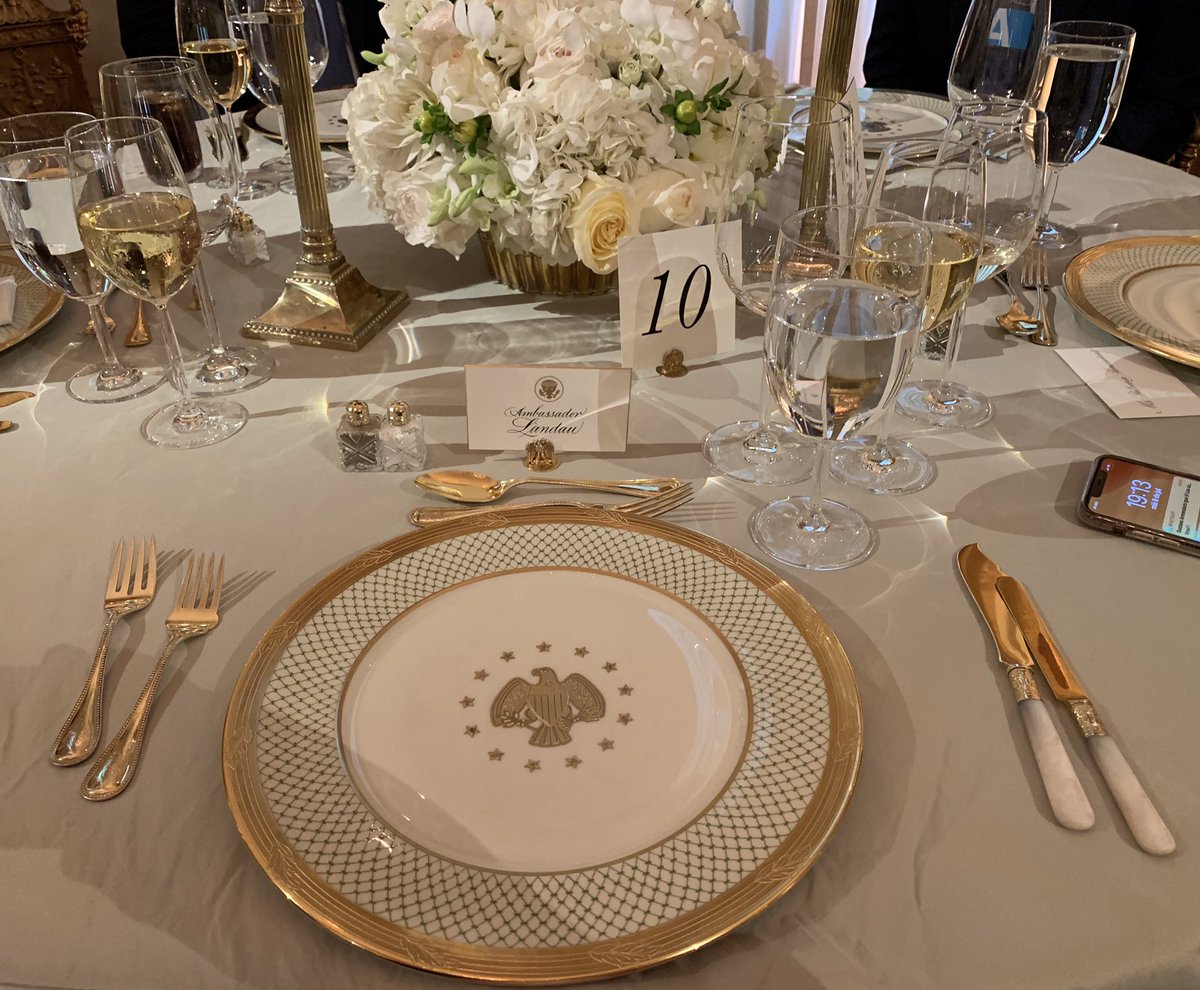 USAmbMex's tweet image. Elegantísima cena en el East Room de la Casa Blanca en honor al Presidente @lopezobrador_ con destacados empresarios de ambos países. Un ambiente relajado y cordial, y una plática importante sobre la relocalización de la inversión hacia nuestra región. ¡Muy exitosa visita! 🇺🇸🤝🇲🇽