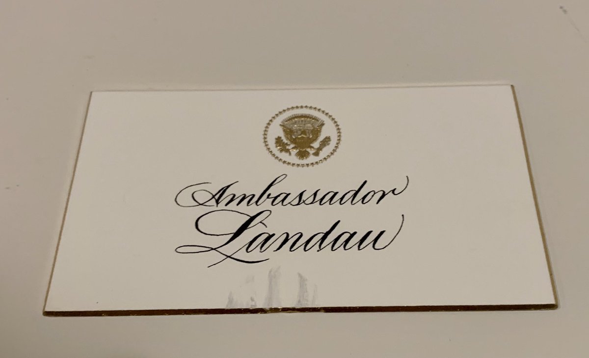 USAmbMex's tweet image. Elegantísima cena en el East Room de la Casa Blanca en honor al Presidente @lopezobrador_ con destacados empresarios de ambos países. Un ambiente relajado y cordial, y una plática importante sobre la relocalización de la inversión hacia nuestra región. ¡Muy exitosa visita! 🇺🇸🤝🇲🇽
