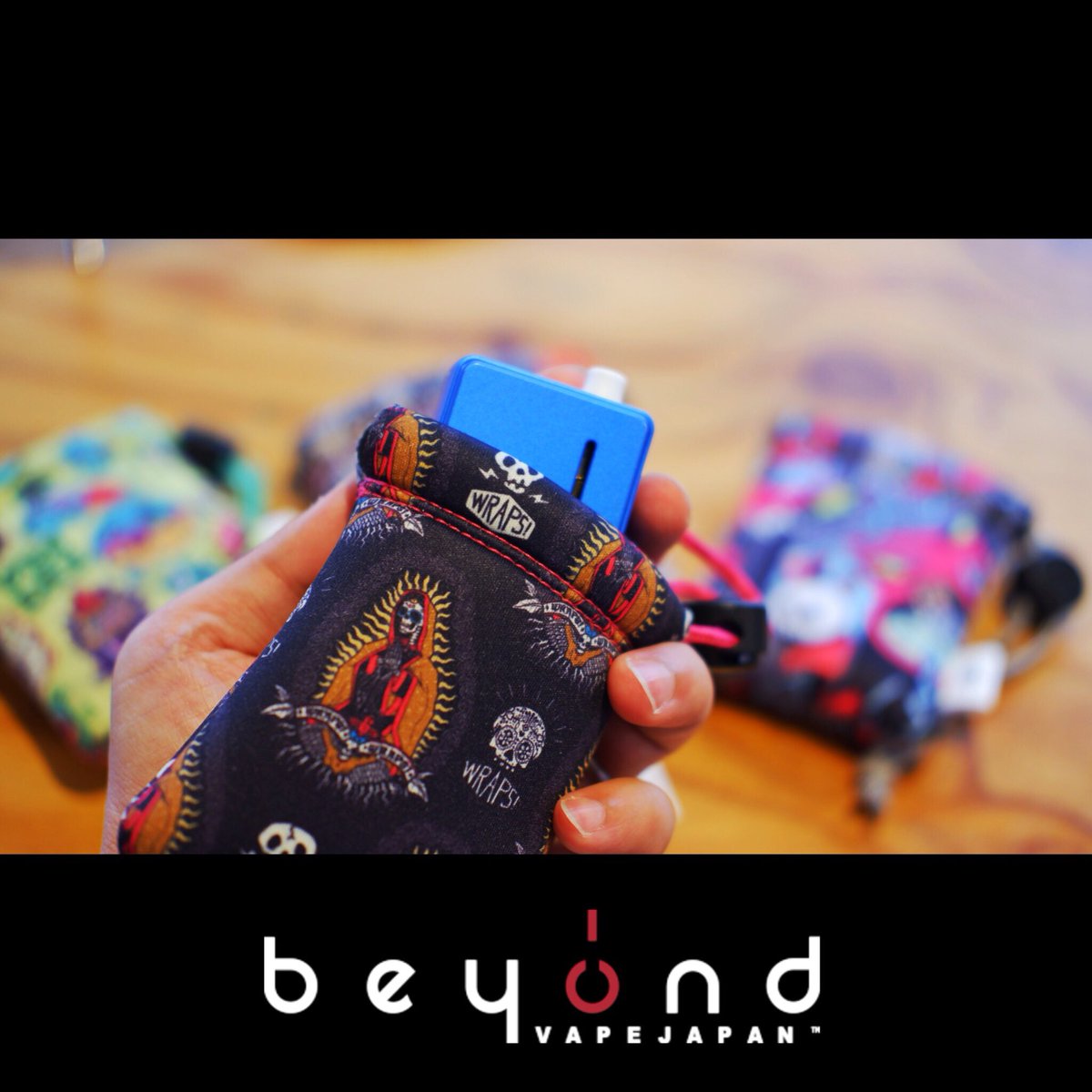 BeyondVapeJapan's tweet photo. 【🔥新入荷情報🔥】
本日はとてもオシャレなケースをご紹介😁
大人気デバイス✨dotAIO✨にもちょうどいいサイズ🤩
『POUCH! WRAPS!』
・とってもオシャレな見た目‼️
・クッション性の高い素材を使用して大事なデバイスを保護‼️
こちらの商品は店舗のみの販売🙇♂️
#vapecase #POUCHWRAPS https://t.co/UC5BdLhkC1