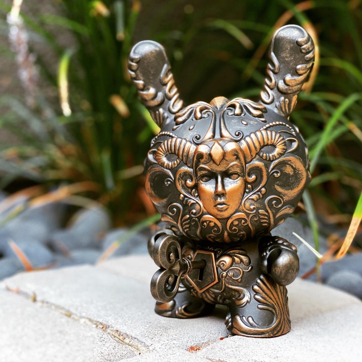 harryinlasvegas's tweet photo. IT’S A FAD 8” DUNNY BRONZE EDITION by @jryuart x @kidrobot
#highondesignervinyl #kidrobot #jryu #dunny #jryuart #gothic #artcollectible #art #design #arttoys #key #bronze #itsafad #artcollection https://t.co/FwQVsuwQu5