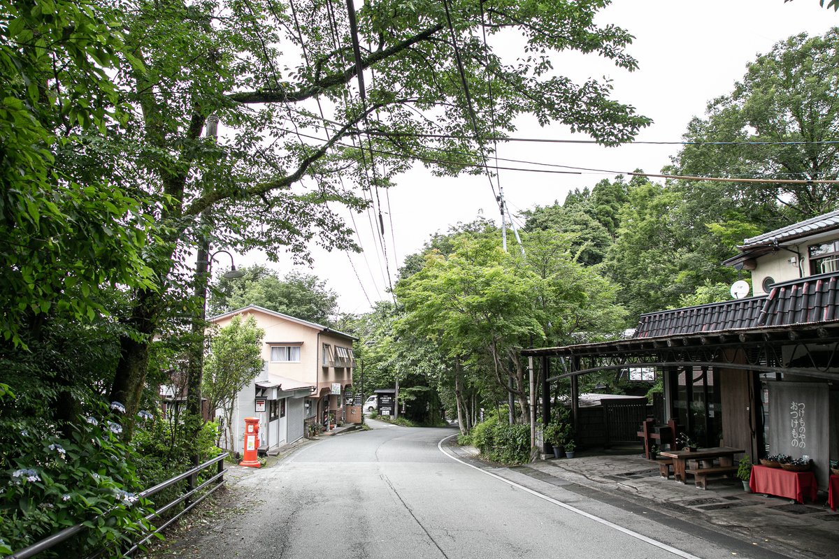 黒川温泉 Kurokawaonsen 昨晩までの雨は止み 現在は曇り空の黒川温泉です 日帰り入浴やご宿泊は通常通り営業しております 一部お休みの旅館 店舗がございます 黒川温泉へ至る道路については一部通行止めの地点がございます 福岡方面からお越しの