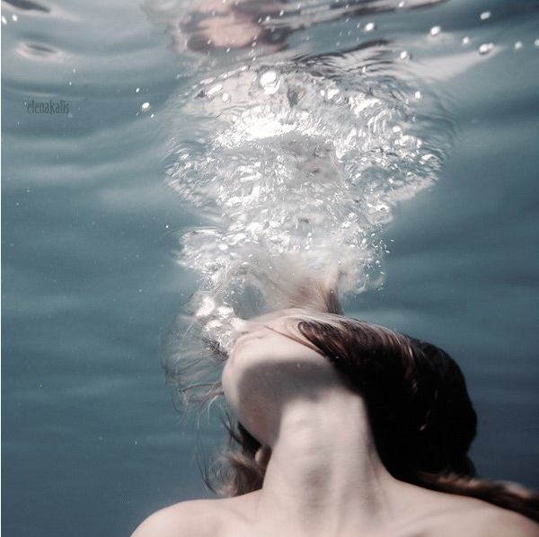 Цитаты на черном фоне. Песня задыхаюсь. Диджей поперхнулся. Живу тобой дышу тобой. Без тебя я не могу дышать.