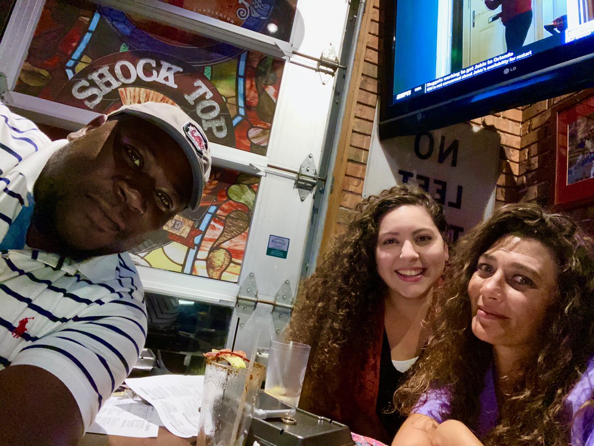 mrmikejoe42's tweet photo. Enjoy my dinner with these ladies tonight. https://t.co/lFpIqG13Ex