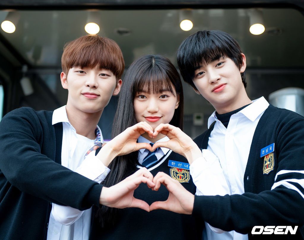 teamdoyeon_'s tweet photo. This is how “Pop Out Boy!” should really end. not hating, just suggesting 👻 https://t.co/yvJSO5DAJ3