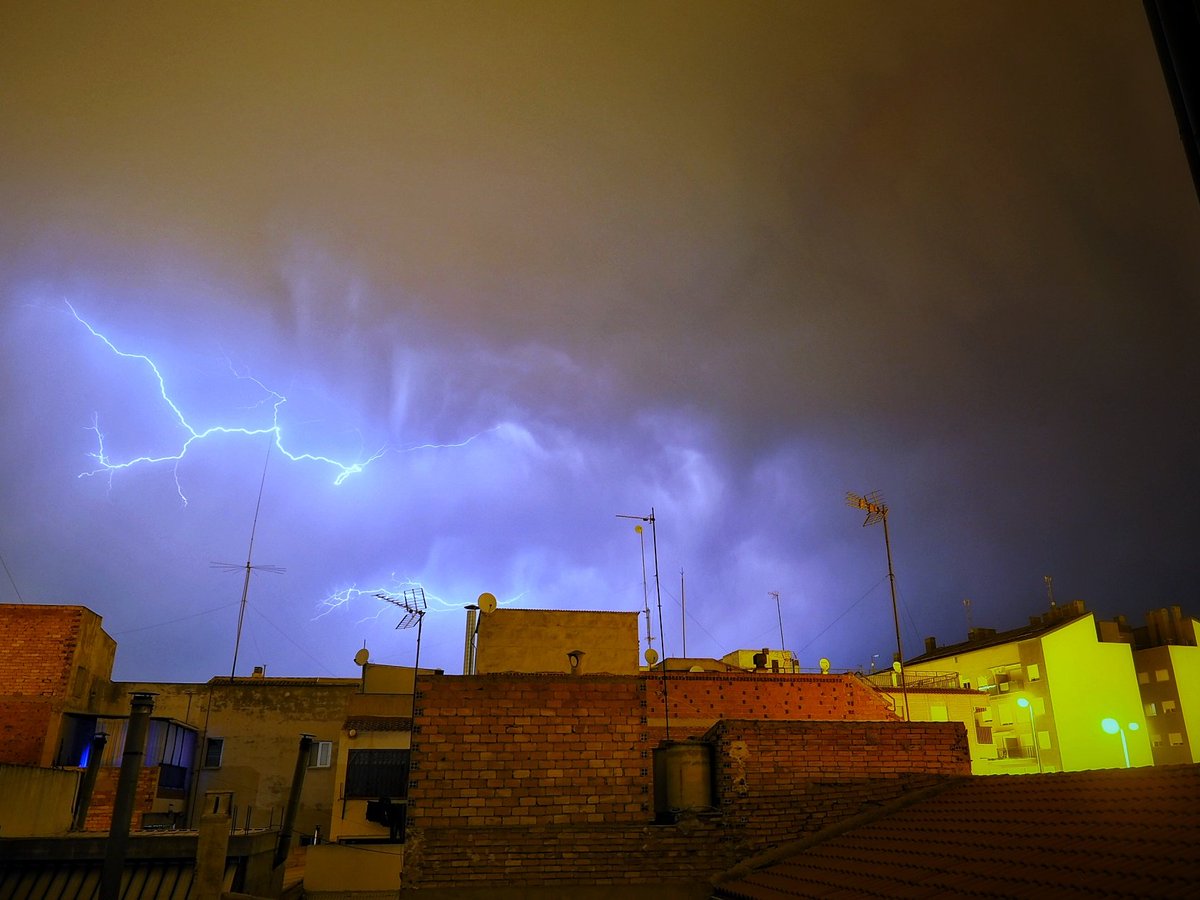 Los rayos de ahora mismo desde mi ventana en #cabezodetorres 
Que gusto tener la cámara siempre a mano y preparada! 
<a href="/ElTiempoA3/">El Tiempo de Antena 3</a> <a href="/tiempobrasero/">Tutiempo</a>