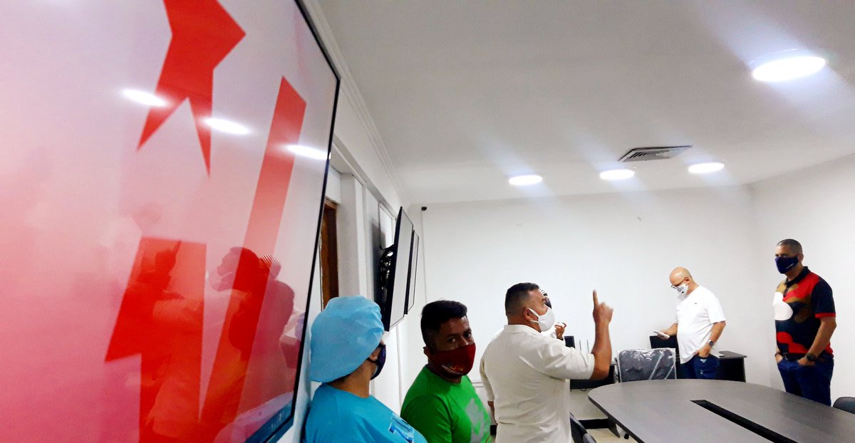 Omar_PrietoPSUV's tweet photo. 1. Supervisando la nueva sala situacional de los #CLAP para fortalecer el trabajo de distribución de alimentos con mayor rigurosidad y monitoreo en todo el #Zulia en estos tiempos de #CuarentenaEstrictaRadical y haciendo énfasis en sectores aislados de Mcbo.
#16AñosMisiónMilagro https://t.co/mQwZGwIelH