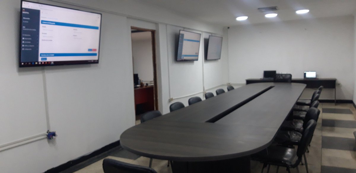 Omar_PrietoPSUV's tweet photo. 1. Supervisando la nueva sala situacional de los #CLAP para fortalecer el trabajo de distribución de alimentos con mayor rigurosidad y monitoreo en todo el #Zulia en estos tiempos de #CuarentenaEstrictaRadical y haciendo énfasis en sectores aislados de Mcbo.
#16AñosMisiónMilagro https://t.co/mQwZGwIelH
