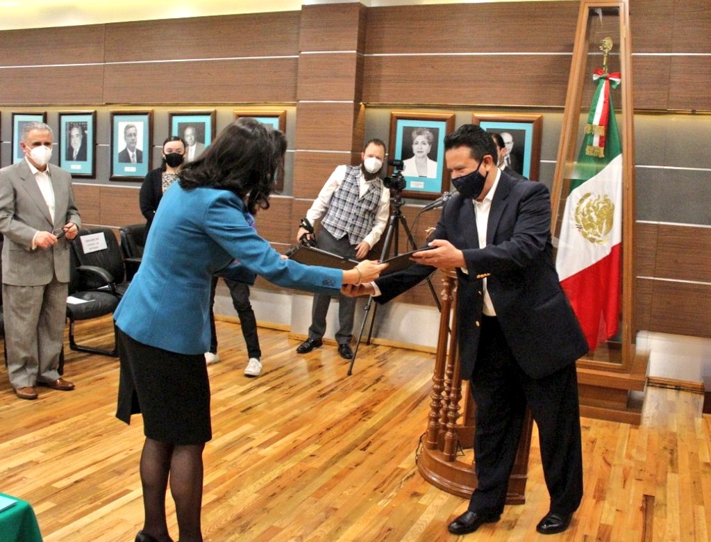El Consejero Jurídico de la Ciudad de México, Néstor Vargas Solano @NVS_,  entregó patente como notaria 85 a Rosa María Ávila Fernández, quien resultó  triunfadora del examen de Oposición el pasado mes