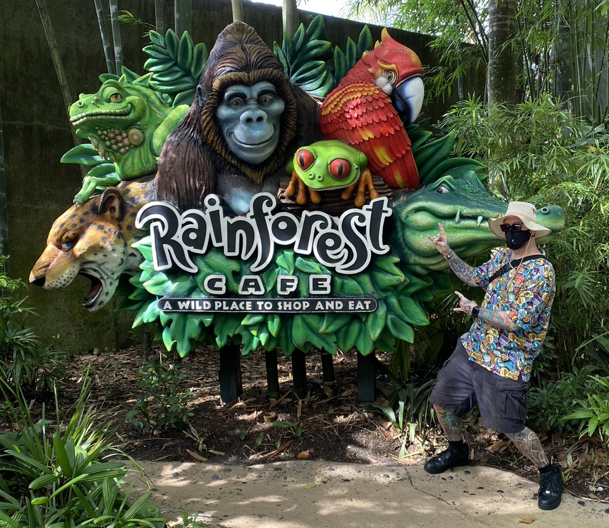 ohnowrestling's tweet photo. The Mecca of oNw...#RainforestCafe https://t.co/Hp7ncPbZ3G