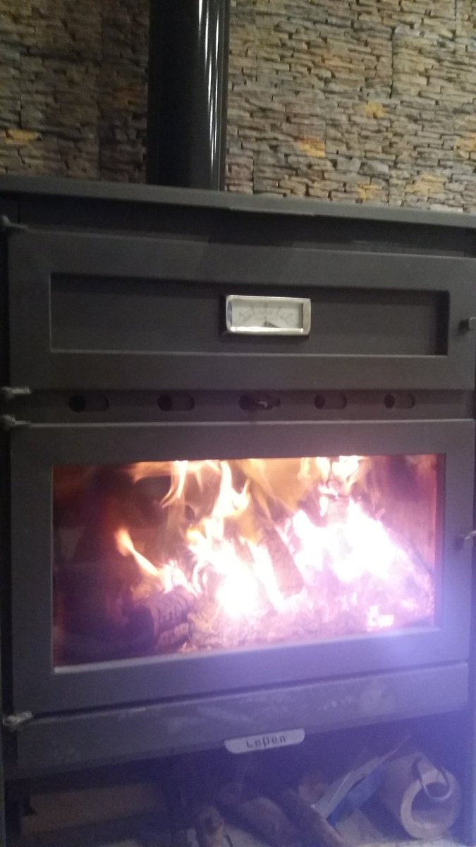 RossiCande's tweet photo. Lo lindo del invierno  es llegar a casa y q el gordo haya prendido la estufa 💞 https://t.co/CNUTvV3Nah