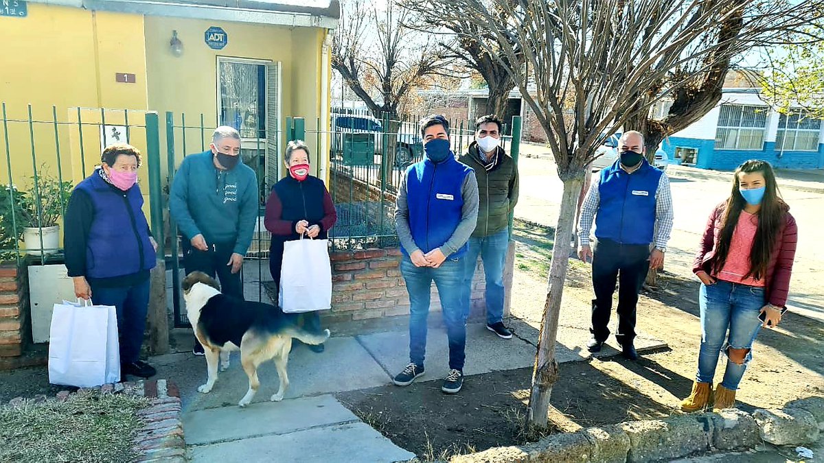 Felicitaciones al equipo de Construcción Ciudadana, que hoy entregó kits de elementos de bioseguridad y alimentos en diferentes centros de la 3° edad de la ciudad de Neuquén👏.
👵👴Una acción esencial para seguir cuidando a quienes más lo necesitan: nuestros adultos mayores.