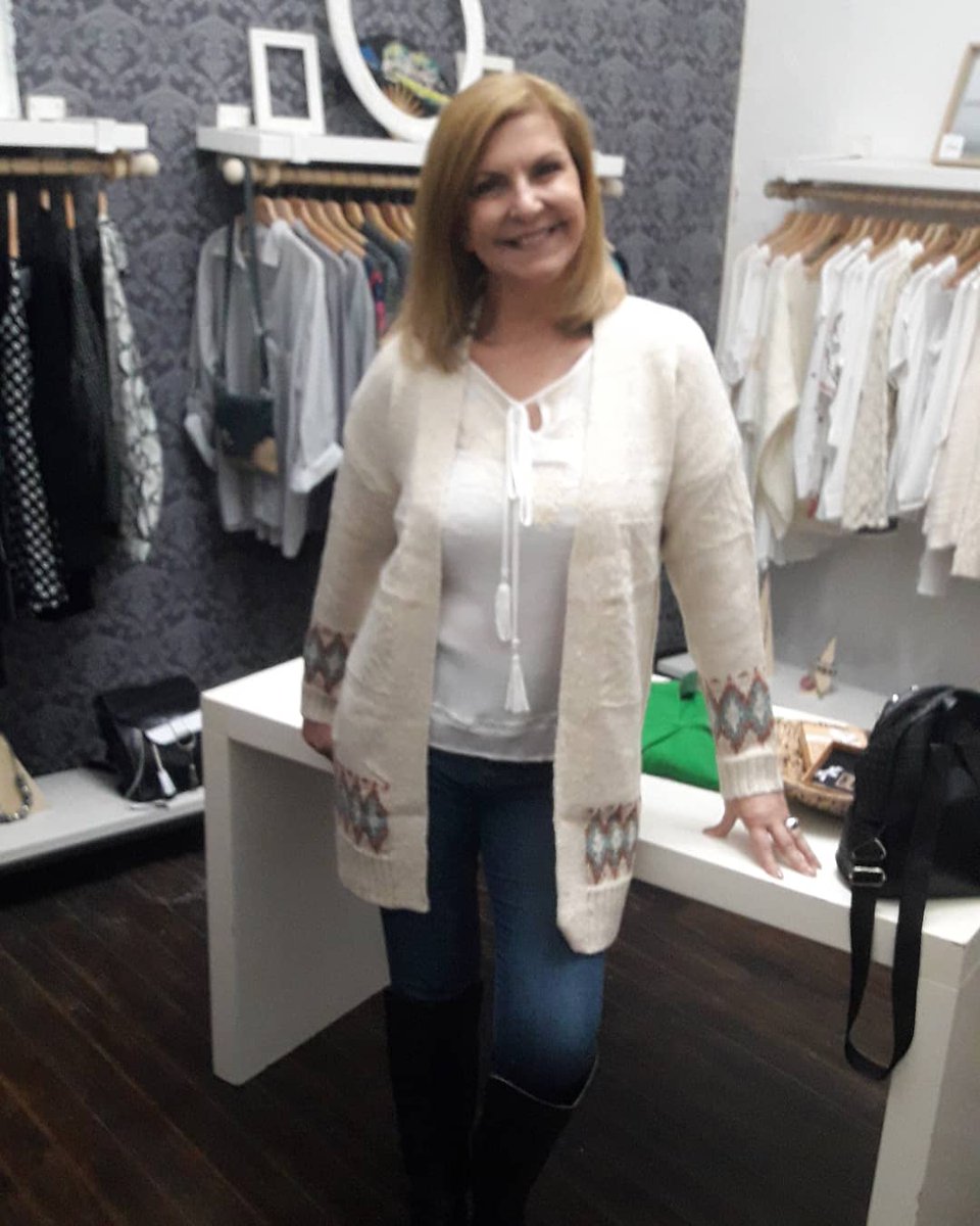 borges_erika's tweet photo. Hoy nos vino a conocer Ella... @MonicaBW y estamos felices!!!
Mira que lindos #LooksDLC eligió!!!
Que placer conocerte personalmente Mónica 💕😍
Se pasó el rato volando 🤗😉
.
.
.
Veni vos tmb a conocernos #AgendateEnDLC ☎️ 096443271 https://t.co/wOhuKUa9Bd