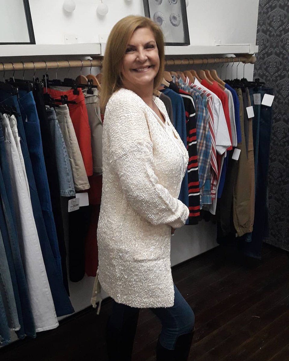 borges_erika's tweet photo. Hoy nos vino a conocer Ella... @MonicaBW y estamos felices!!!
Mira que lindos #LooksDLC eligió!!!
Que placer conocerte personalmente Mónica 💕😍
Se pasó el rato volando 🤗😉
.
.
.
Veni vos tmb a conocernos #AgendateEnDLC ☎️ 096443271 https://t.co/wOhuKUa9Bd