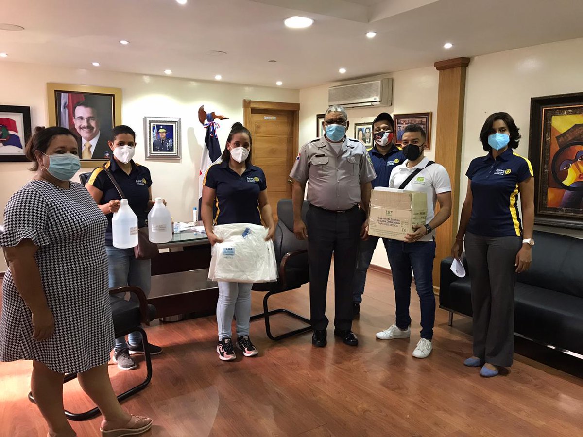 #LaRomana | Gracias al Club Rotario Flor del Este por la donación de mascarillas, guantes y traje de bioseguridad para nuestra los miembros de nuestra  institución del orden. <a href="/LopRomer/">Romer Lopez</a> <a href="/PoliciaRD/">Policía Nacional República Dominicana</a> <a href="/ClarlinRivera/">Clarlin Rivera Joyas</a>