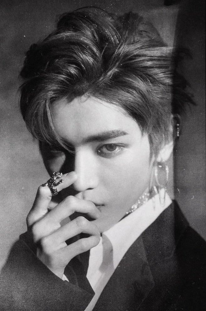 black & white taeyong hits different.