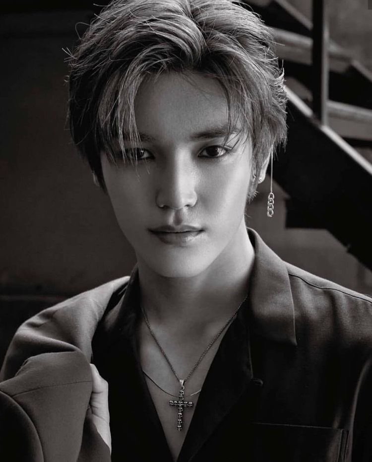 black & white taeyong hits different.