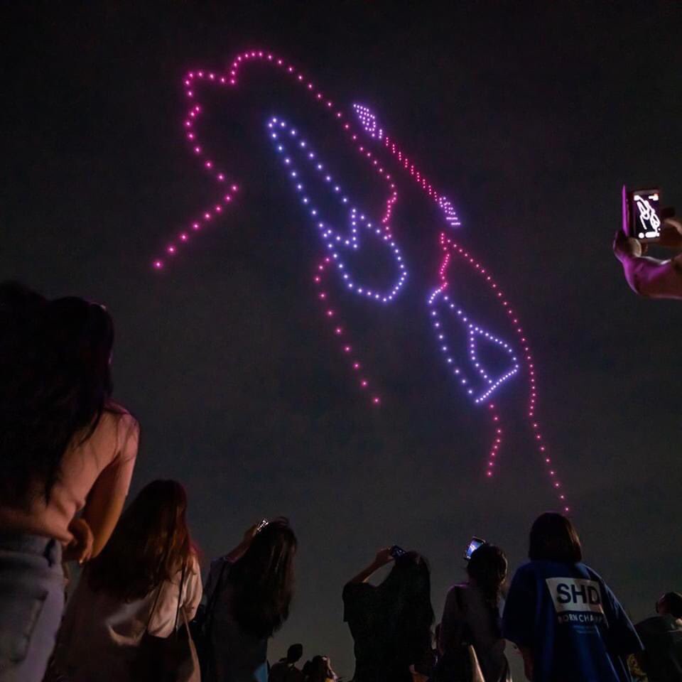 unpotedanslacom's tweet photo. Des centaines de drones illuminent le ciel de Séoul pour promouvoir les gestes barrières et donner espoir à la population 💫 https://t.co/c9hxrq2UT1