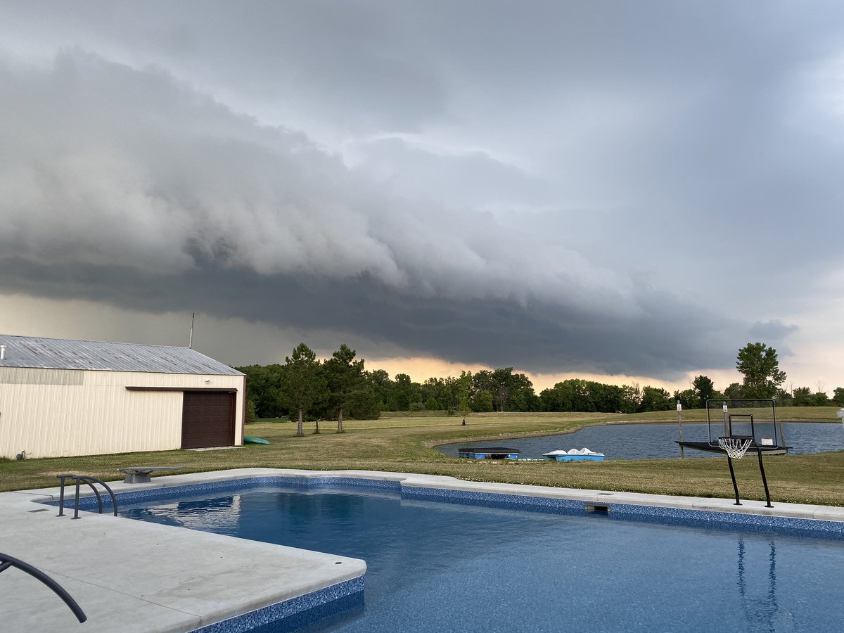 JessLynnPhotos's tweet photo. @weatherchannel @wunderground @StephanieAbrams @JimCantore @DrGregForbes #weatherwisdom Just east of Toledo, OH. https://t.co/xqlQytrl3F