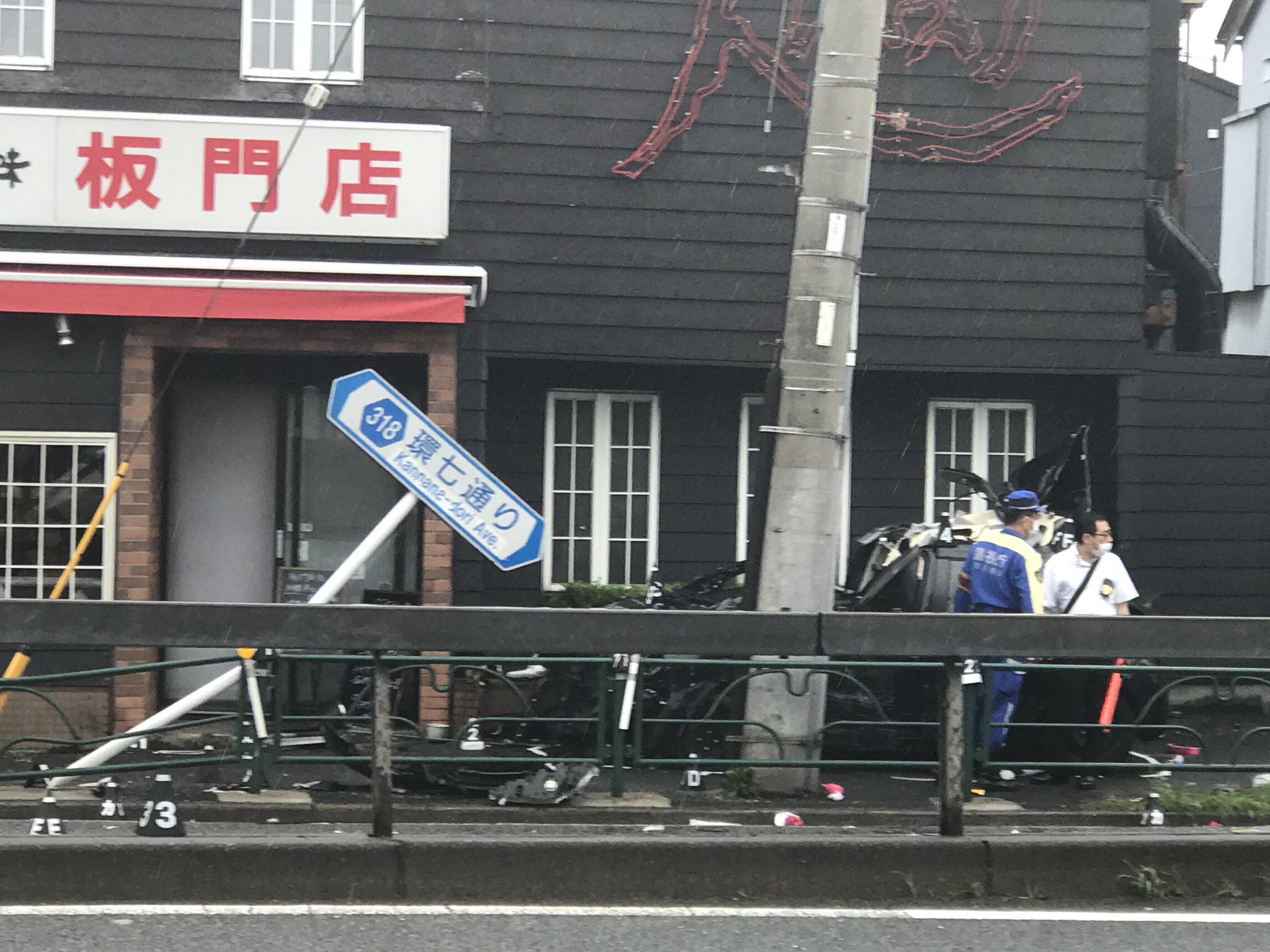 画像 環七の通行止め 車が歩道に乗り上げて 大破してる スピード出してたんだろうな T Co E1irwuvr9z まとめダネ