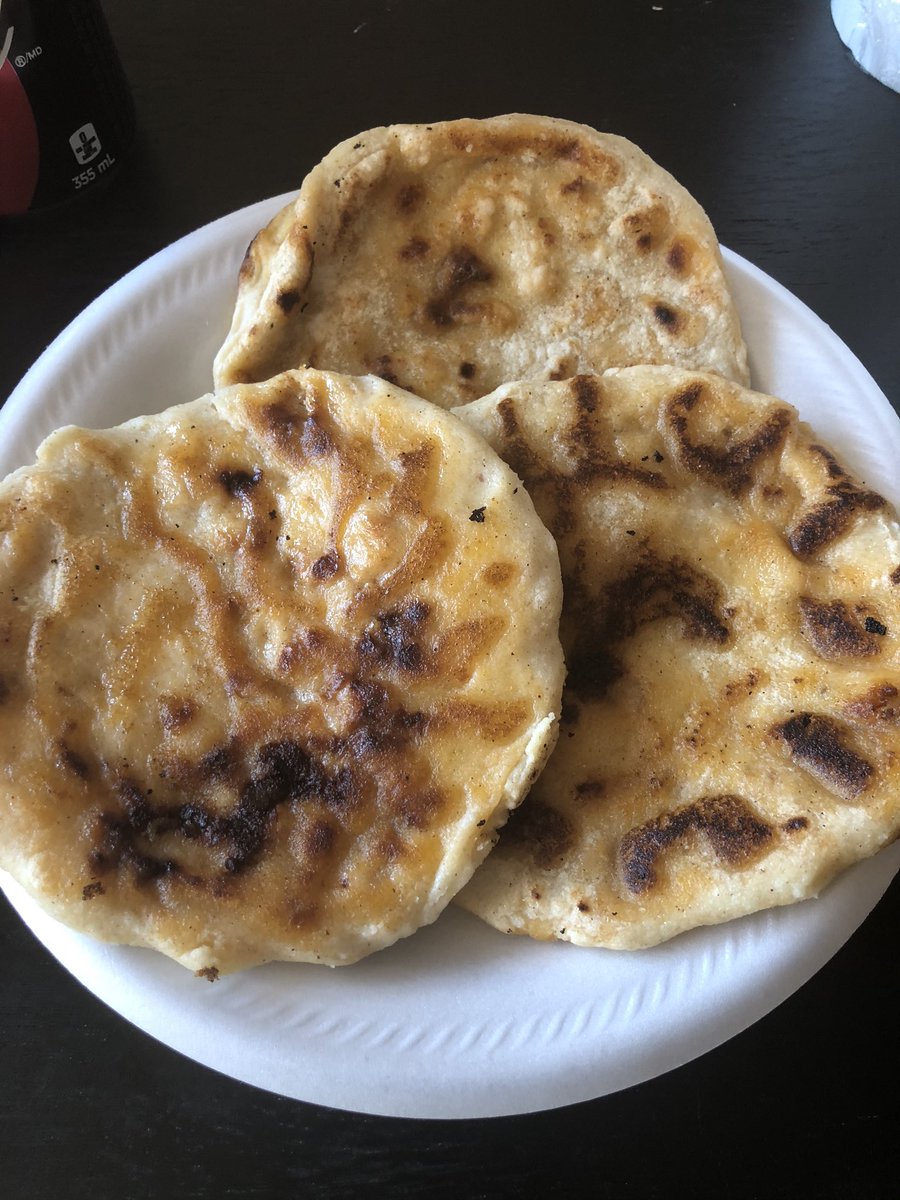 chispalareina's tweet photo. #Cheatdaymeal. #Pupusasrevueltas from a restaurant in my neighborhood called La Carreta. Never ate there before cause I always prefered El Amigo, but I’ll be honest, these are better than the ones at El Amigo, less greasy. https://t.co/KQYutkWcM9