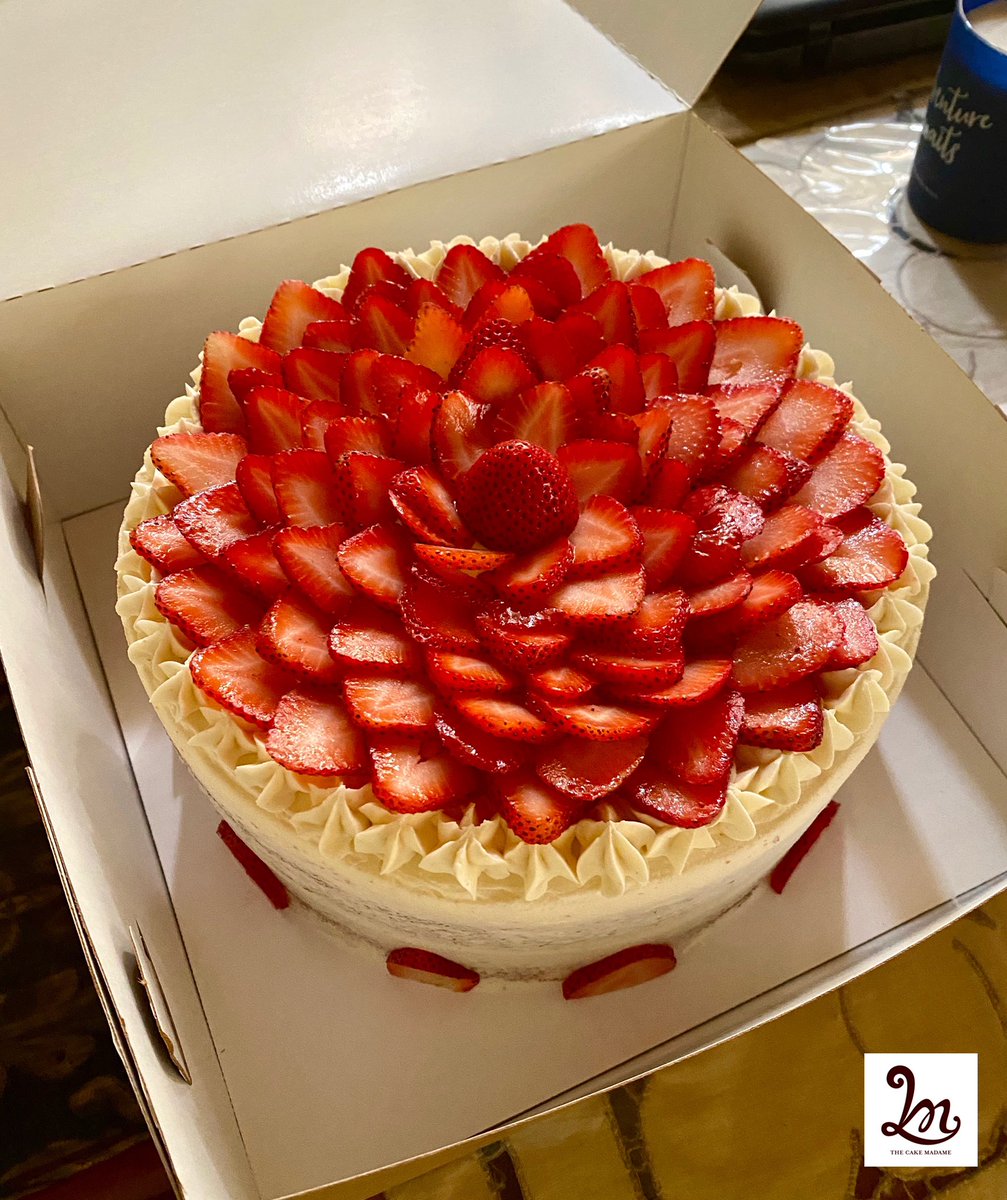 TheCakeMadame's tweet photo. More strawberry happiness, but this time on a 2 layered 9 inch orange sponge with buttercream frosting and completely dairy-free! 

#Strwberries #OrangeSponge #ButtercreamFrosting #DairyFree #Cakegasm https://t.co/odRWxZrsdZ
