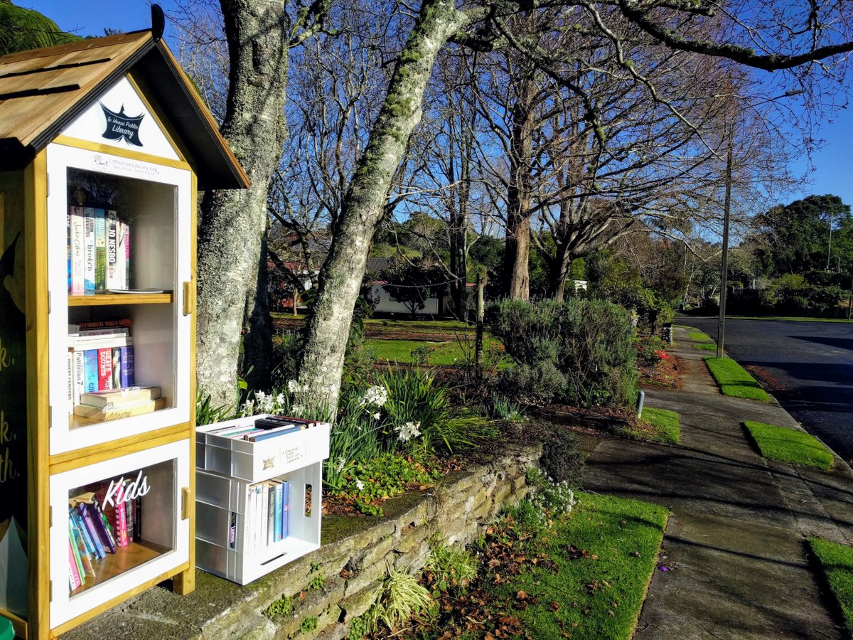 TeHenuiLibrary's tweet photo. ➡️Danielle Steel Pop-up Library ⬅️Lots of free Danielle Steel books while the sun is shining. ☀️

#littlefreelibrary #notwaterproof #onlywhilesunlasts https://t.co/BpGm9ogmE6