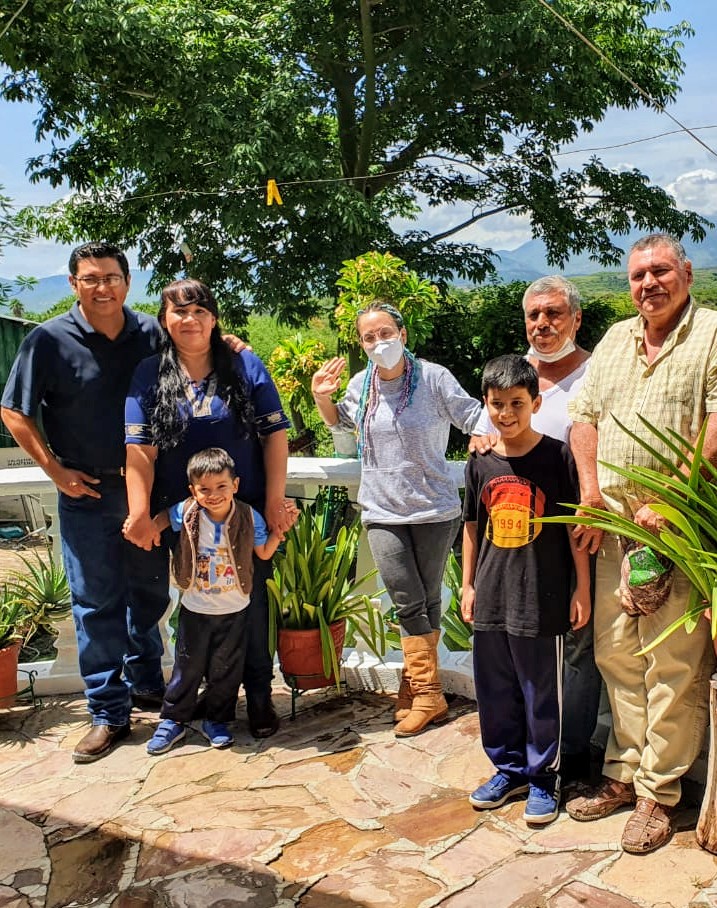 MorelosBuenaM's tweet photo. Colibrí Jiménez, Chef de talla mundial, impulsora de la gastronomía mexicana y promotora de productores mexicanos, visitó una granja de conejos ubicada en el municipio de Puente de Ixtla. Dicha granja cuenta con certificación de inocuidad y calidad  #Gastronomía  #ChefMx #Mexico https://t.co/7o1M51zIC3