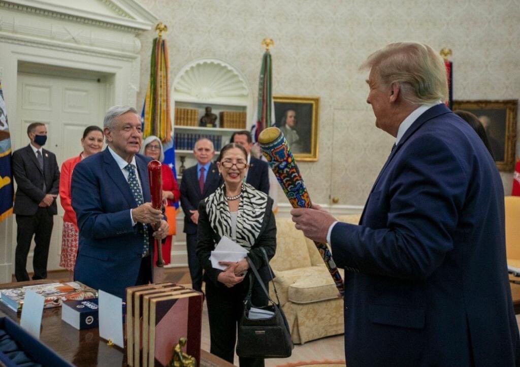 Laura_Marcela39's tweet photo. Su gusto por el béisbol se hizo presente... intercambiaron bats, AMLO regaló un bat decorado con arte huichol...enorme ❤️ #AMLONosRepresenta #AMLOenWashington https://t.co/n2QEW22Th6