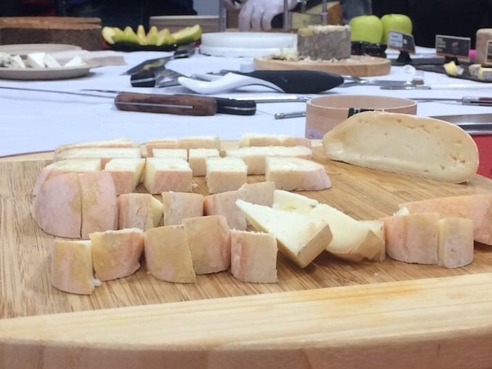 redqueserias's tweet image. Preparando el “Taller online de iniciación a la cata de quesos” que tenemos mañana jueves. Imparten voluntariamente para todos los asociados de #QueRed, Angel Valeriano, de la Quesería Artesana Los Corrales y Rodolfo del Río de @wellDone_quesos #QueRed #queso #España #food