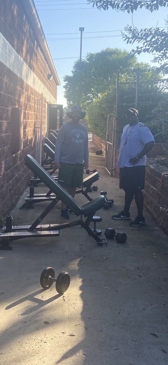 BillGBarefield's tweet photo. Brought Muscle Beach to Burley! @CoachBGillespie and @coachcjones22 overseeing things! #adapttothesituation #socialdistanceworkouts https://t.co/Q4JlZf3MLC