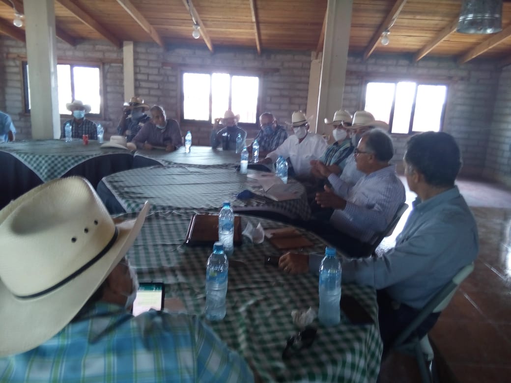 JAlejandroDeLun's tweet photo. En representación del Secretario de @SEDERCOAH @flores_mendez presido reunión con integrantes de  la Unión Ganadera Ejidal de #Múzquiz para aclarar algunas inquietudes y darles a conocer convocatoria para adquisición de sementales bovinos @mrikelme #FuerteCoahuilaEs https://t.co/rcOpzWvCof