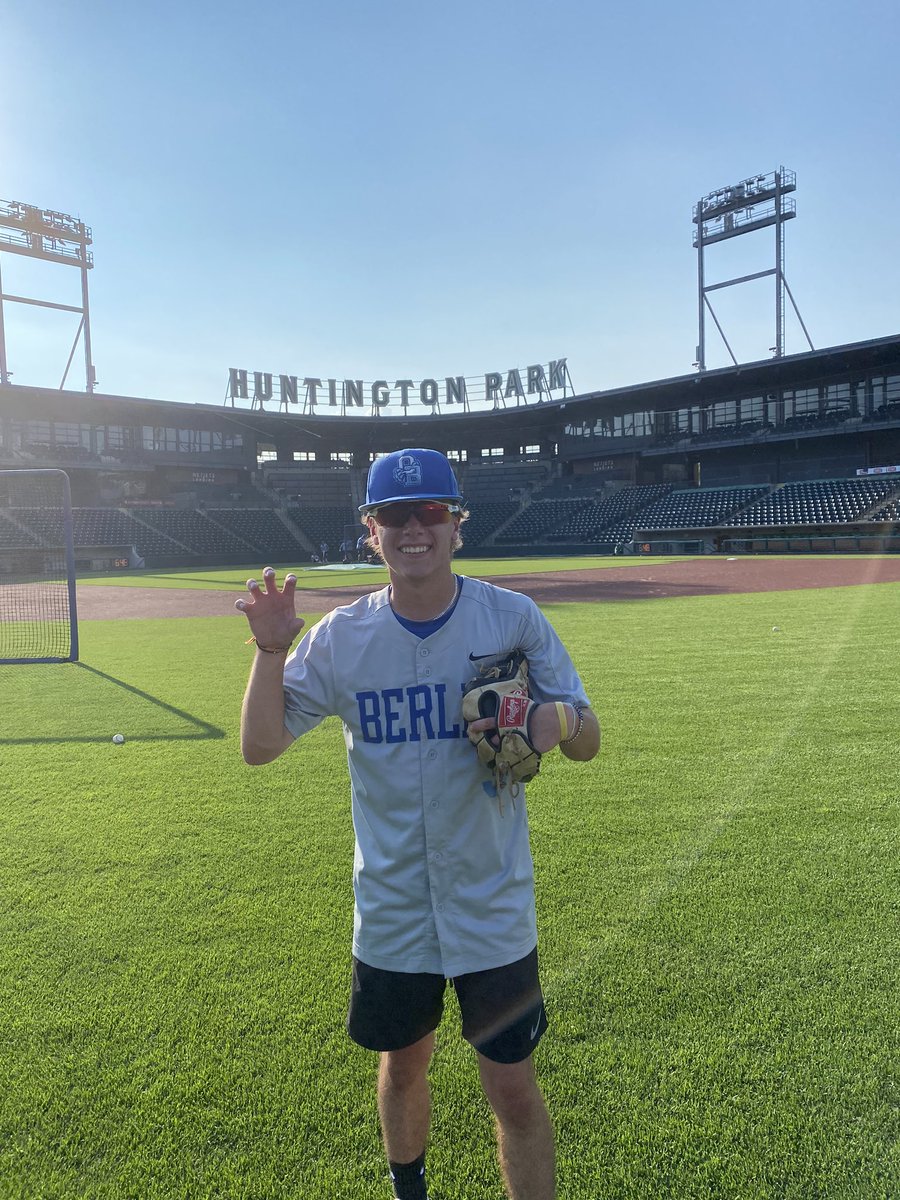 Todd_spinner's tweet photo. Great night at the ol’ ballpark! The doubleblue boys of summer had one last hurrah on the diamond. Thanks to @ScottsLawn, @CLBClippers for a historic event! Thanks @obhsbaseball for letting 2 old guys hang around! #Family✔️🐻⚾️
@BerlinBearsAD @obhsstudentnews @berlinbears2020 https://t.co/vXbBb5khuK