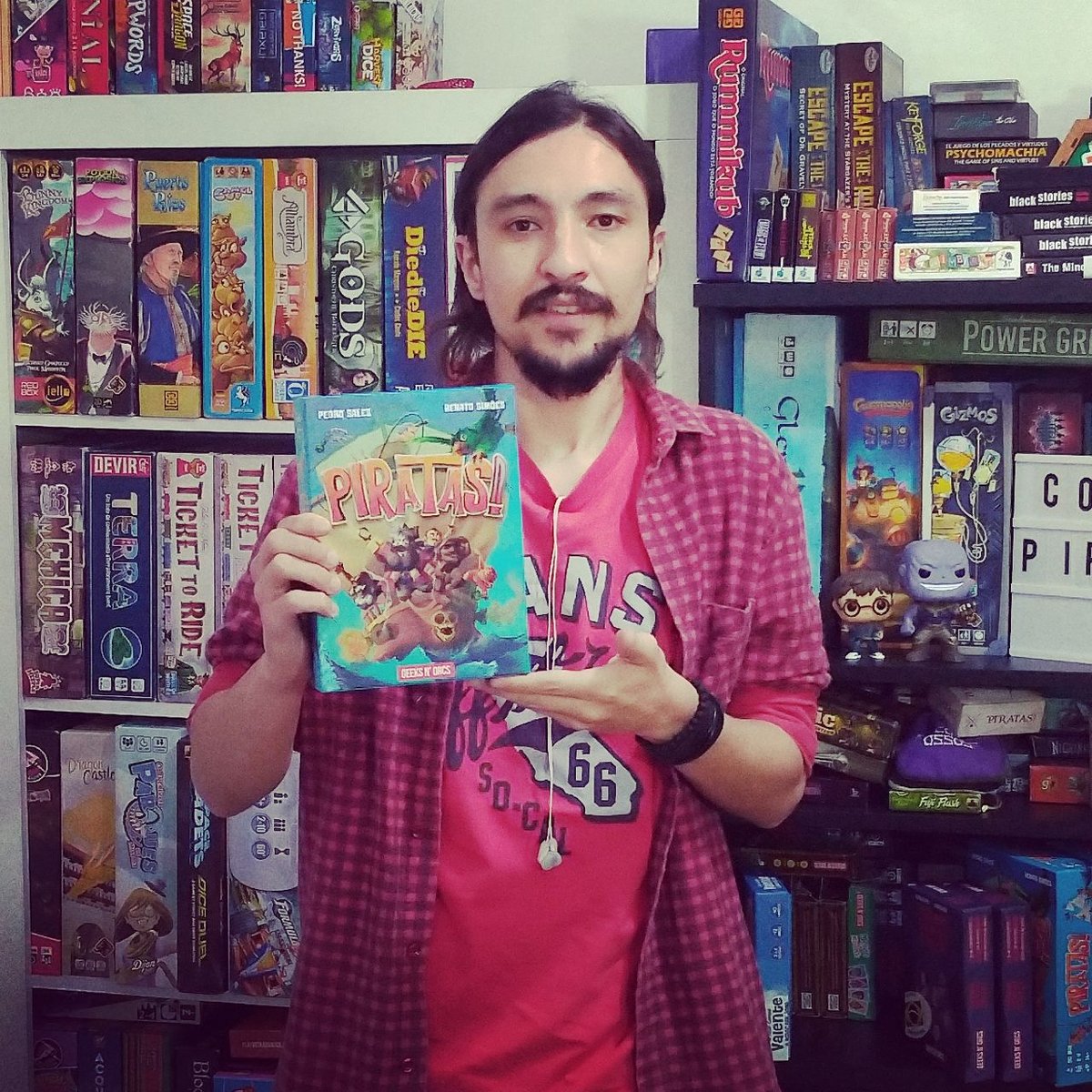 geeksnorcs's tweet photo. O artista e sua obra. Hoje, o @mamedesalex viu o resultado final do trabalho dele no Piratas! 3ª Edição.
.
#PiratasOJogo #ArtVsArtist #JogosQueDivertem #GeeksNOrcs #GNO https://t.co/DOrpRaDJN2