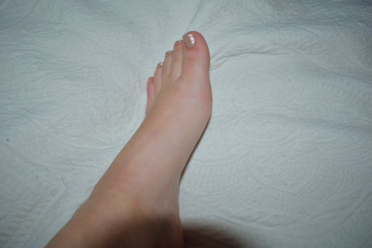 PrincessLoves__'s tweet photo. I have such pretty feet☺️DM me to buy! I verify &amp; send samples:) if you want something besides feet... don’t be shy😘 #Feetfettish #feetpicturesforsale #feet #footpad #footpicturesforsale #buyingfeetpics #buypics #footfettish #toepic #sellnudes #nudes #buynudes #buypics #sellpics https://t.co/Hf9iVTFo9R