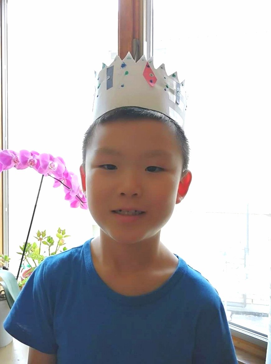 GagnierRachelle's tweet photo. Yesterday we read, "Frabrique une couronne" par Anne Giulieri. The task was to make unique crowns with different geometrical shapes and wear them for today's class. They all looked so royal this morning! ๐ #GECDSBSLP2020 #CampMerveille2020 @Mme_Cowan @HowittClara https://t.co/wqKPBOAmWA