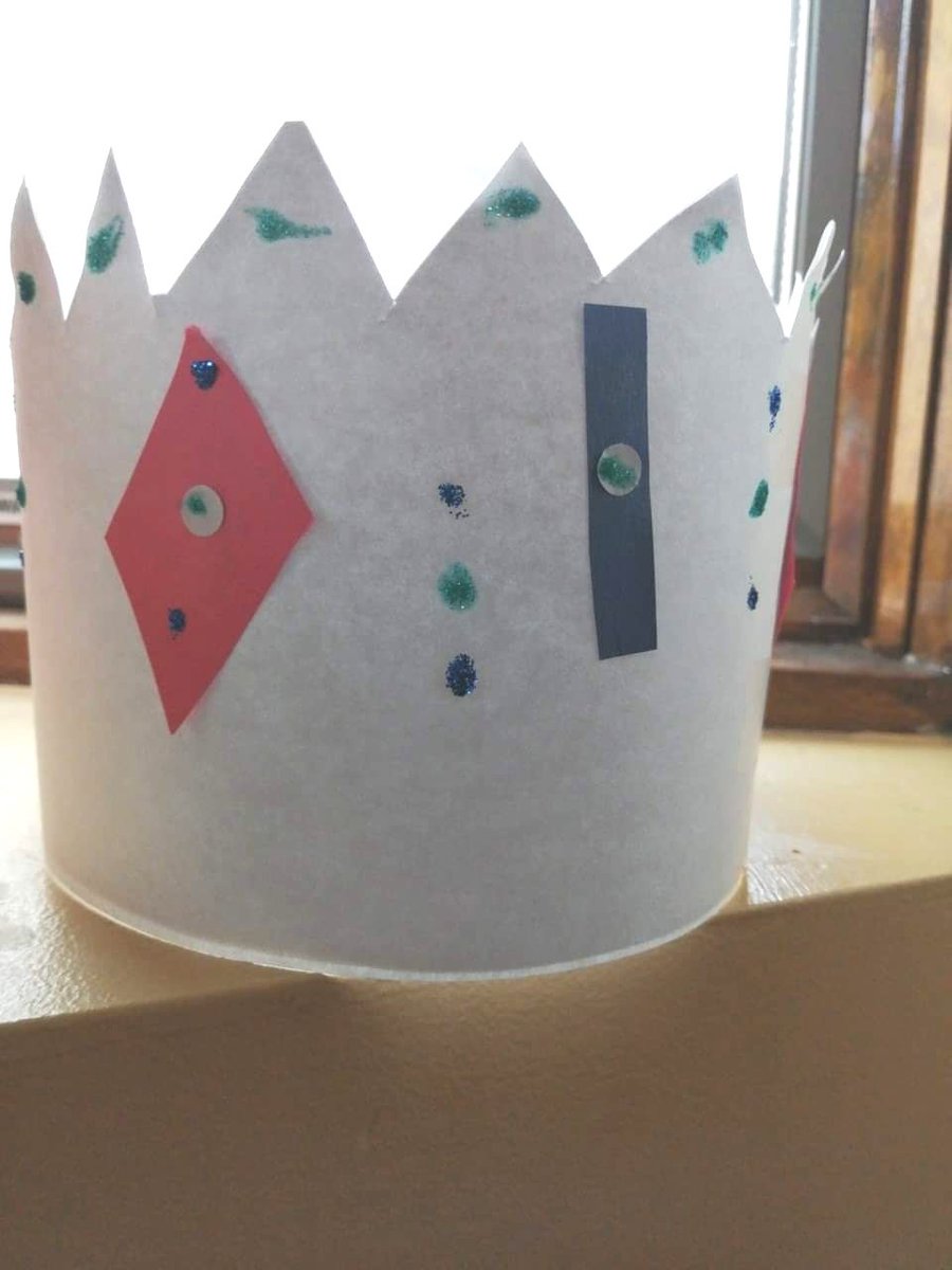 GagnierRachelle's tweet photo. Yesterday we read, "Frabrique une couronne" par Anne Giulieri. The task was to make unique crowns with different geometrical shapes and wear them for today's class. They all looked so royal this morning! ๐ #GECDSBSLP2020 #CampMerveille2020 @Mme_Cowan @HowittClara https://t.co/wqKPBOAmWA