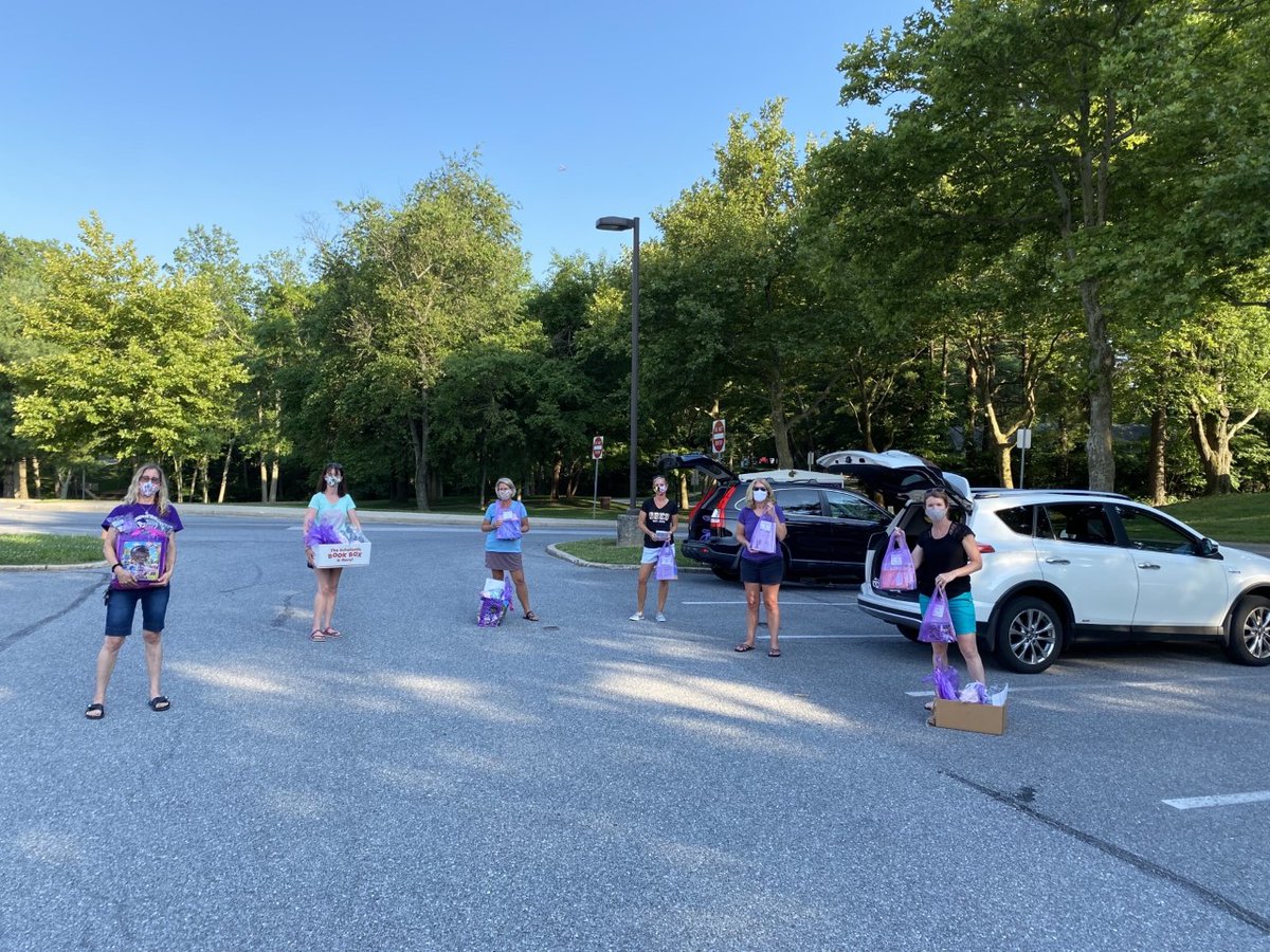 hcpss_rbes's tweet photo. Our first "Pop Up Library" of the summer was a huge success! 24 homes, 50 students, and over 200 books delivered. Thank you to the amazing Liz Shaffer for organizing! #WeAreRunningBrook
@MrsShafferReads @SWolfie22 https://t.co/FYBJhwy7vH