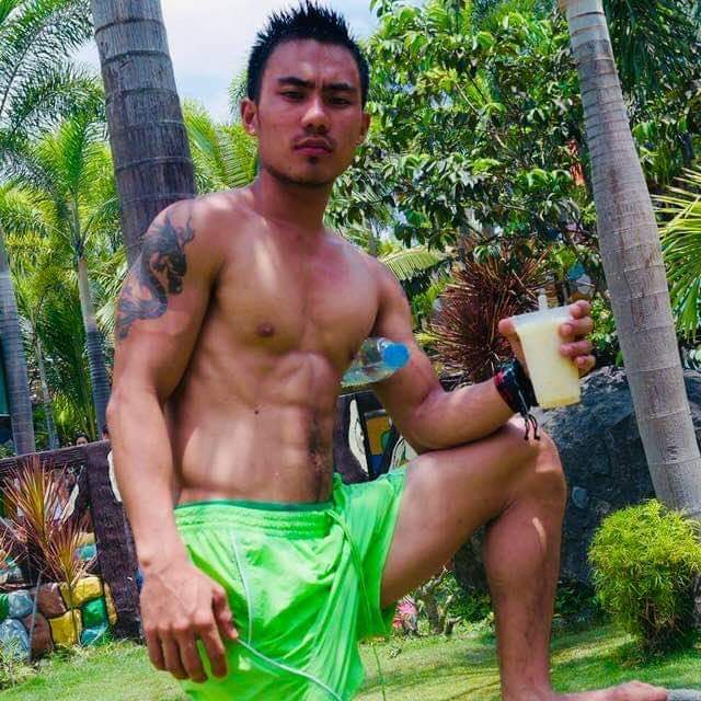AwraReyna's tweet photo. Si kuya Chris na pahada nag send ng videos in exchange of some cash! Eto ung sikat sa FRC dahil sa delatang taba ng titi nya. Video soon. https://t.co/0Fjz27Czf0